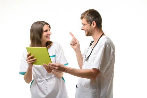 Dos Médicos Divierten Discutiendo Información Una Tableta — Foto de Stock