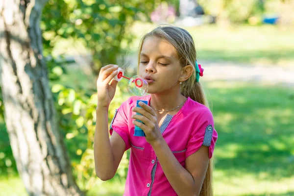 Chica Infla Burbujas Jabón Día Soleado Brillante Parque — Foto de Stock