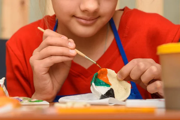 Dziewczyna Maluje Rzemiosło Ciasta Solnego Akwarelami Zbliżenie — Zdjęcie stockowe