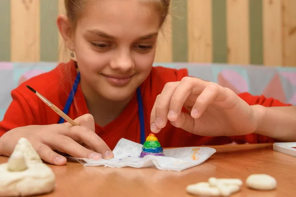 Chica Regocija Pintando Una Estatuilla Hecha Masa Sal — Foto de Stock