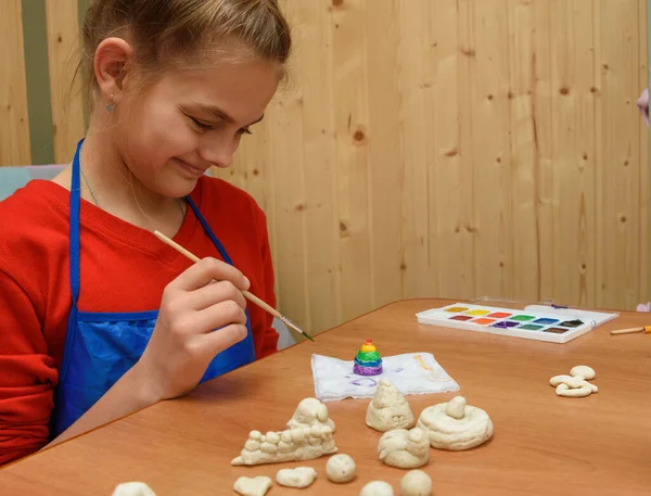 Meisje Verblijdt Zich Het Afgewerkte Beschilderde Beeldje Van Zoutdeeg — Stockfoto