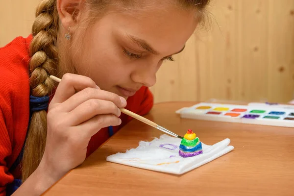 Een Meisje Schildert Zorgvuldig Een Beeldje Gemaakt Van Zoutdeeg — Stockfoto