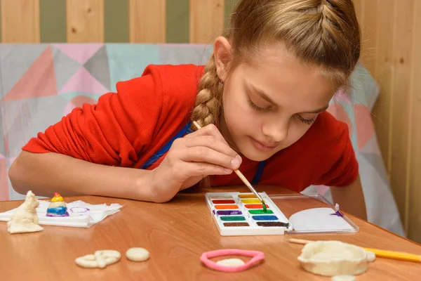 Een Meisje Kiest Een Kleur Aquarellen Voor Het Kleuren Van — Stockfoto