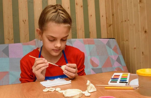 Een Meisje Thuis Schildert Figuren Van Zoutdeeg — Stockfoto