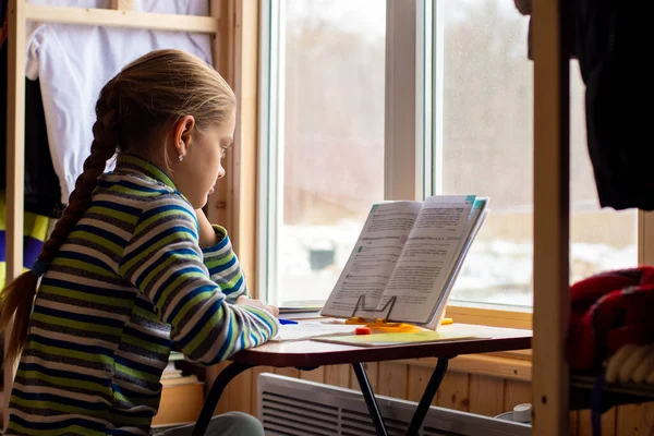 Skolflicka Läser Noggrant Uppgiften Läroboken Medan Gör Läxor Medan Sitter — Stockfoto