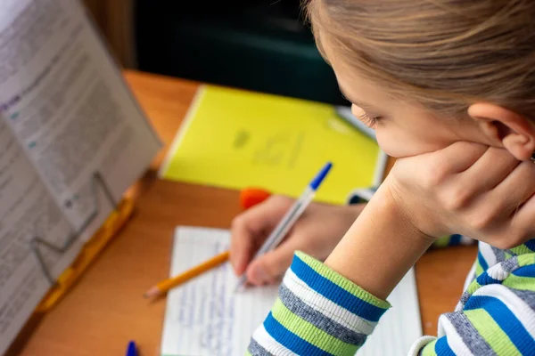 Primer Plano Una Chica Haciendo Tarea —  Fotos de Stock