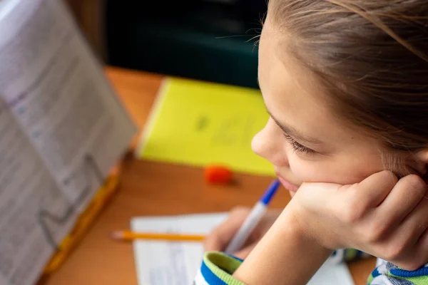 Gros Plan Une Fille Qui Fait Ses Devoirs Une Fille — Photo