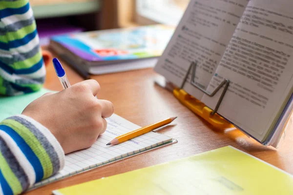Nahaufnahme Der Hände Eines Schülers Bei Den Hausaufgaben — Stockfoto