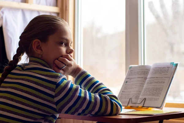 Bir Liseli Kız Pencerenin Yanındaki Masaya Oturur Ödevini Yapar Kızın — Stok fotoğraf