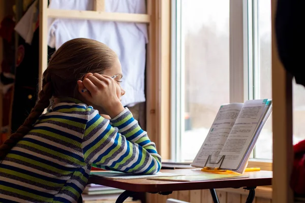 Het Schoolmeisje Leest Zorgvuldig Taak Het Lesboek Terwijl Aan Tafel — Stockfoto