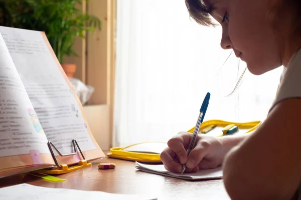 Meisje Doet Huiswerk Terwijl Zitten Aan Een Tafel Buurt Van — Stockfoto