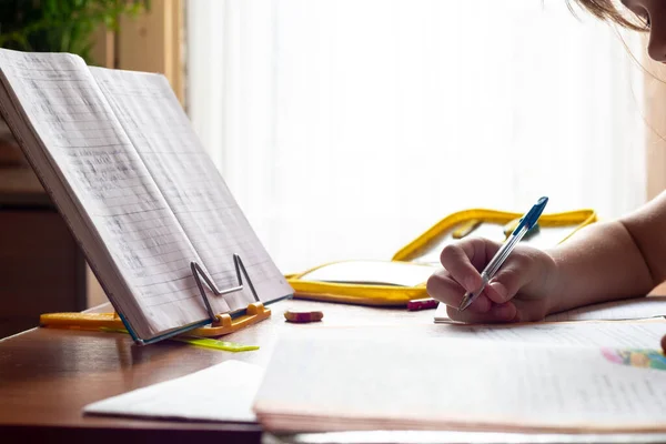 Mão Criança Escreve Caderno Enquanto Faz Lição Casa Close — Fotografia de Stock