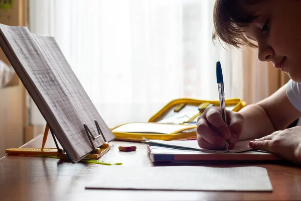 Fille Faire Des Devoirs Assis Table Près Fenêtre — Photo