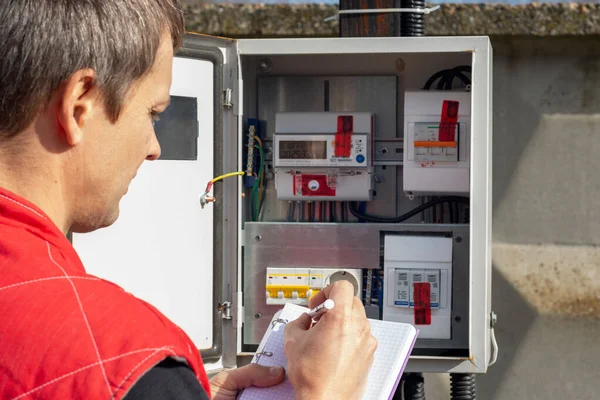 Een Inwoner Van Een Landhuis Registreert Maandelijkse Metingen Van Elektriciteitsmeter — Stockfoto