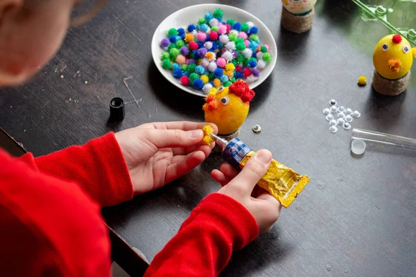 Flicka Verkstaden Gör Hantverk Ägg För Påsk Semester — Stockfoto