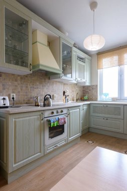 Bir apartmanda modern bir köşe mutfağı.