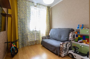 Anapa, Rusya - 1 Mart 2021: Kanepesi ve oyuncakları olan küçük bir çocuk oyun odası