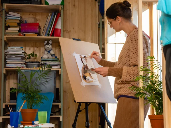 Meisje Kunstenaar Trekt Een Ezel Thuis — Stockfoto