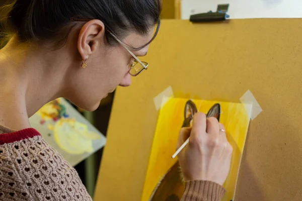 Artist Draws Drawing Easel Side View Close — Stock Photo, Image