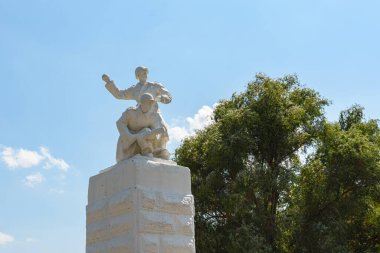 Neberdzhaevskaya, Rusya - 24 Temmuz 2021: Eylül 1943 'te faşist birliklerin uzun vadeli savunmasını yenen Sovyet askerlerinin anısına, 1954' te Neberdzhaevskaya - Nizhnebakanskaya yolları yakınlarındaki çatala dikildi. 