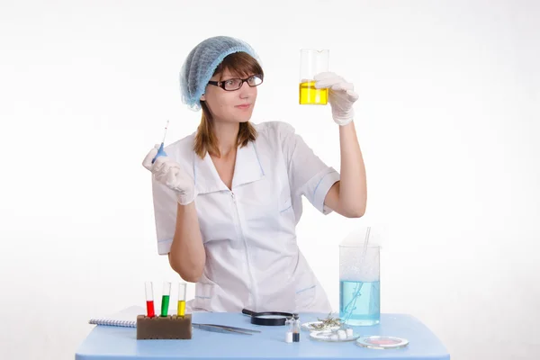 Chemistry teacher considers the result of experience — Stock Photo, Image