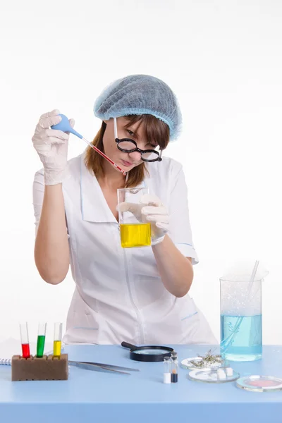 Chemistry teacher conducting experience — Stock Photo, Image