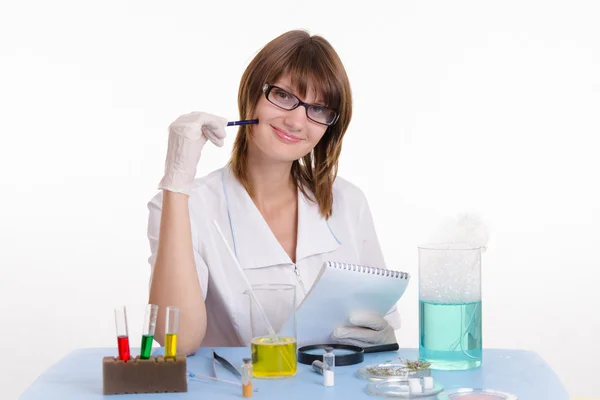 Chemistry teacher takes notes in notepad — Stock Photo, Image