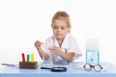 stajyer beyaz bir toz şişeye atar.