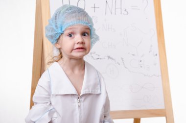 kimyager üstünde tahta arka plan ile formüller