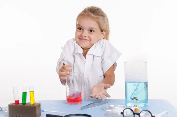 Ihre Schülerin weiß, was als nächstes zu tun ist — Stockfoto