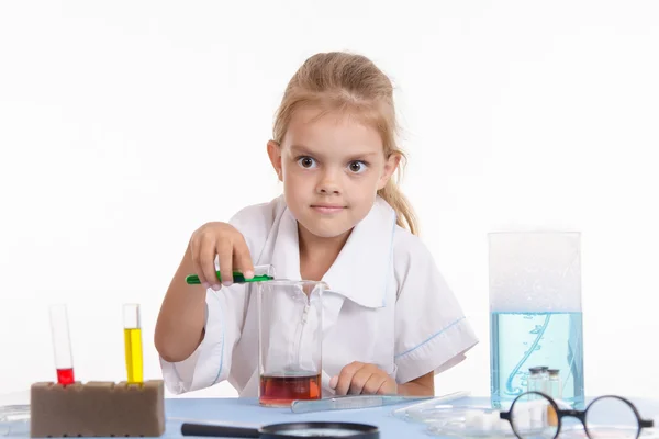 Mad Chemist vierte líquido verde en un frasco — Foto de Stock