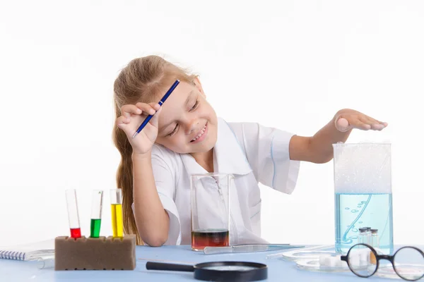 Trainee pleased with the result obtained in chemistry class — Stock Photo, Image