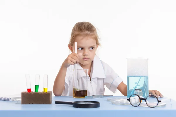 Stagiair plaatst ervaring in scheikunde vooraanstaande klasse — Stockfoto