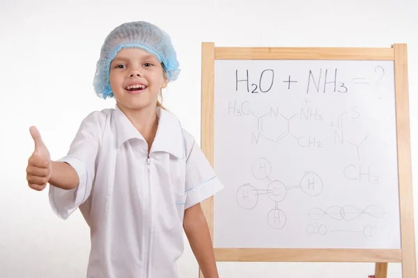 Chemist girl stands at the blackboard and shows class — Stock Photo, Image