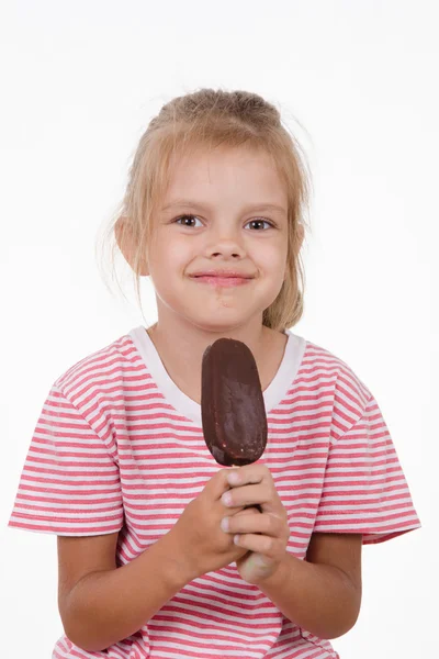 Niña de cinco años sosteniendo un helado — Foto de Stock