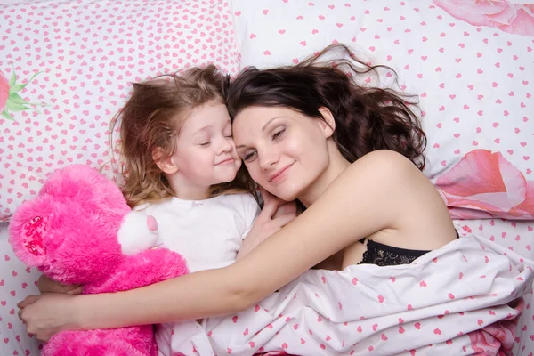Moeder en dochter gelukkig rust in bed — Stockfoto