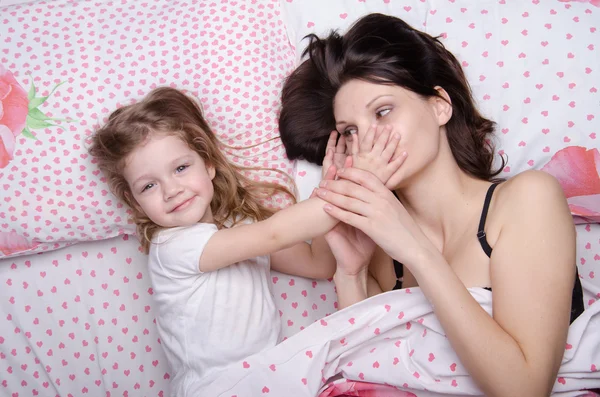 Matka políbí ruku své dcery — Stock fotografie
