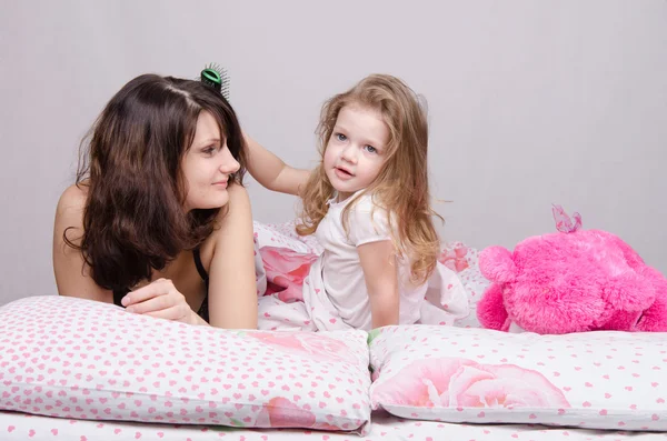 Flicka kamma hennes hår mamma — Stockfoto