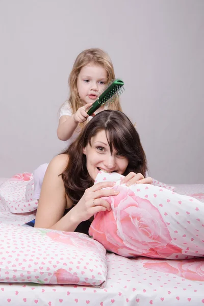 Year old daughter combed hair mom — Stock Photo, Image