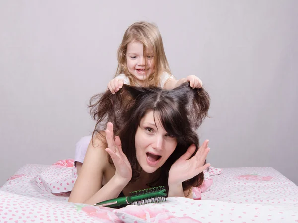 Minha filha puxa o cabelo mãe — Fotografia de Stock