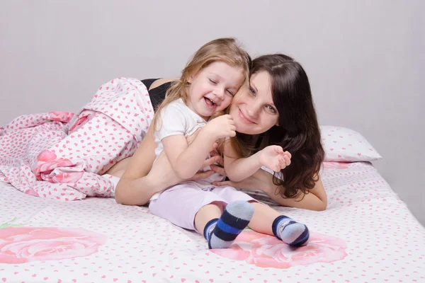 Mãe feliz e filha de três anos — Fotografia de Stock