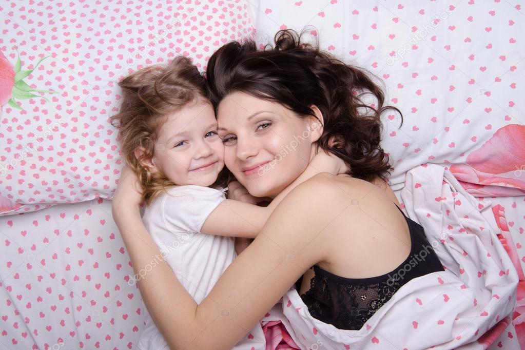Мама с дочкой сладко спят. Спать в обнимку с мамой. Дочь в постели с девушкой. Спящую маму и дочь. Спящие малыши.