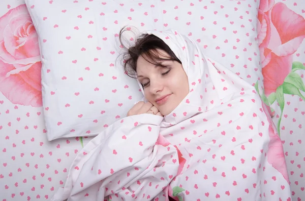 Девушка, завернутая в одеяло — стоковое фото