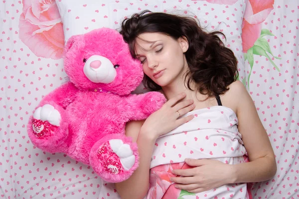 Meisje slaapt met teddy bear — Stockfoto