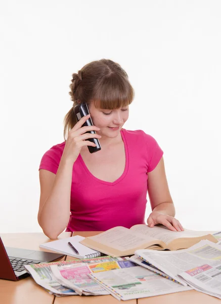 La chica llama por número de teléfono desde la guía telefónica — Foto de Stock