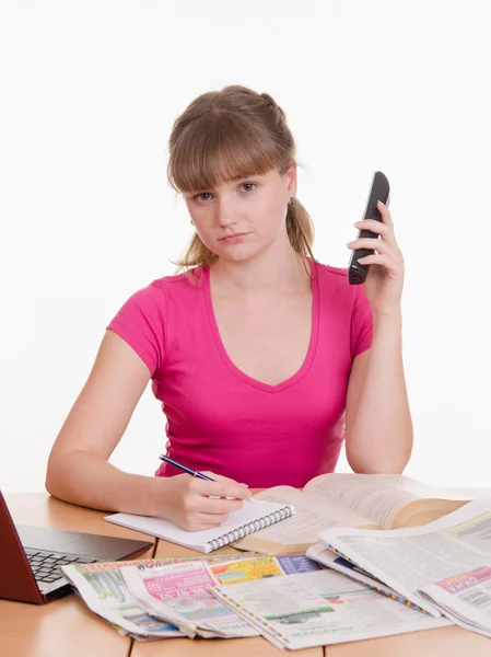 Chica en el teléfono se negó a contratar —  Fotos de Stock