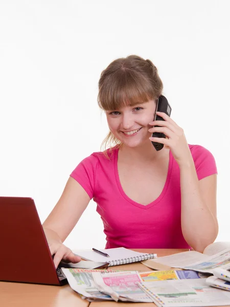 Meisje praten over de telefoon met werkgever — Stockfoto