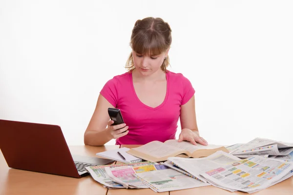 La mujer marca la guía telefónica — Foto de Stock