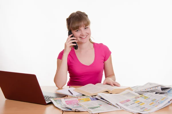 Chica feliz llamando al empleador — Foto de Stock