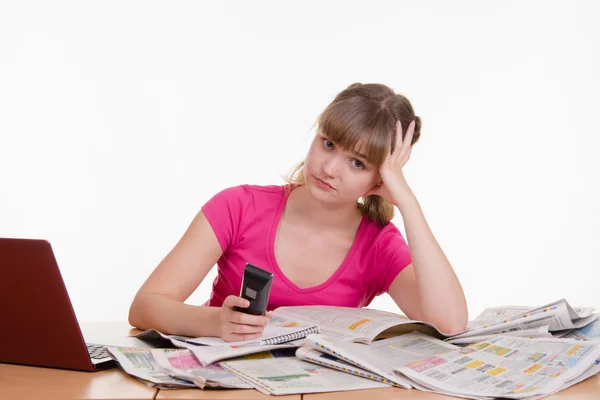 Meisje op zoek naar werk — Stockfoto